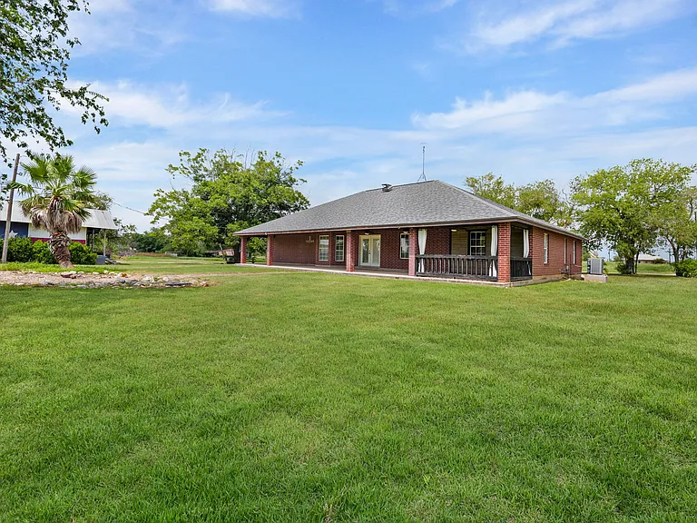 135 County Road 4519 — Photo 28