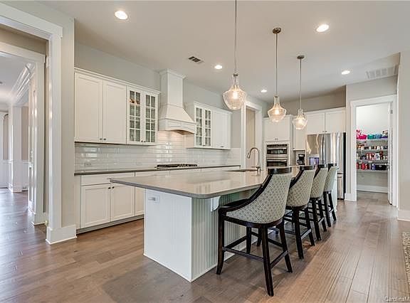 4th image of 648 Cornell Dr