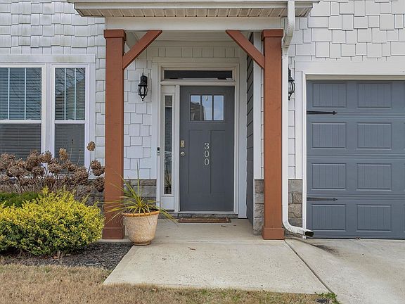 3rd image of 300 Raleighwood Ln