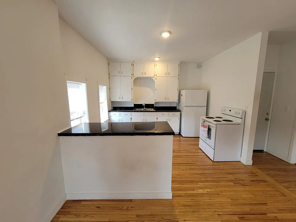 2 bed, 650 sqft, $1,350 — Photo 2
