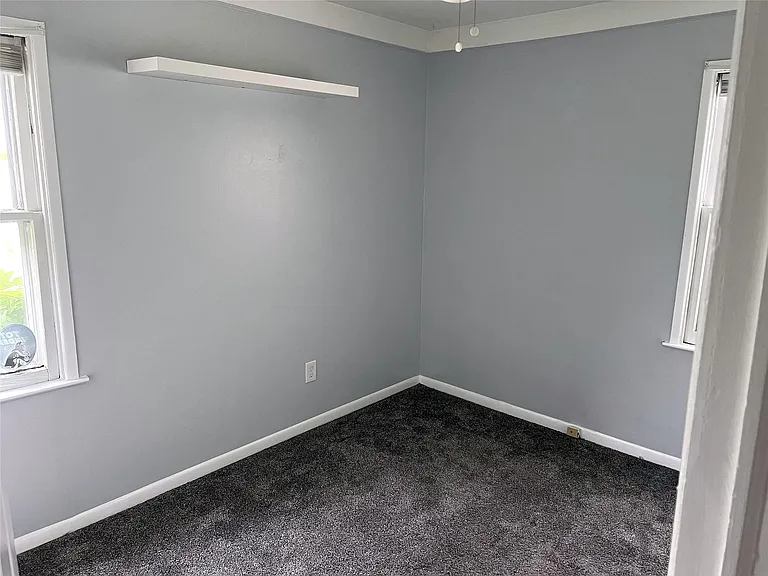 14018 Hobart Ave — Photo 6