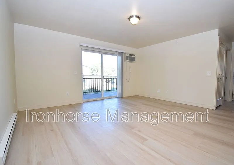 2 bed, 1.0 bath, 865 sqft, $1,650 — Photo 2