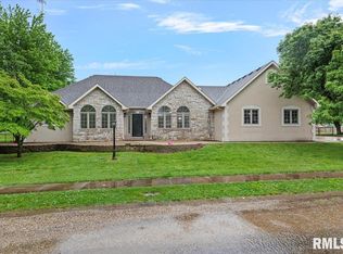 19439 Pinecrest Rd, Petersburg, IL 62675