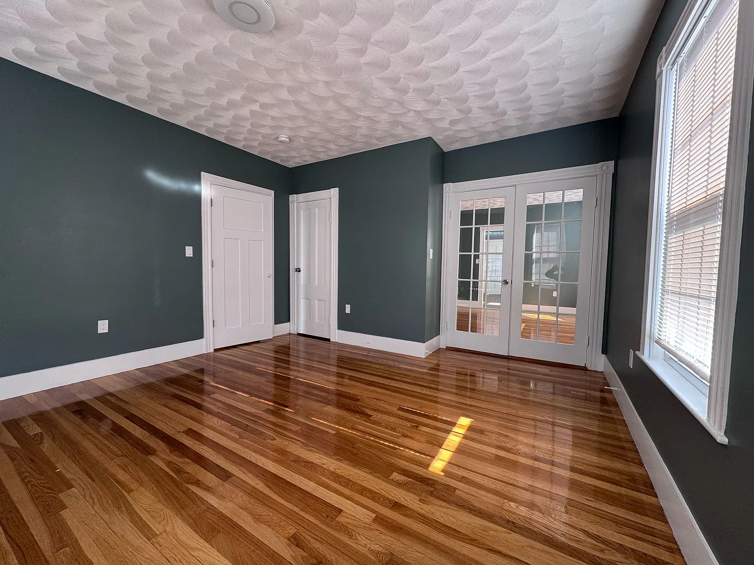 3 bed, 1000 sqft, $2,700 — Photo 2