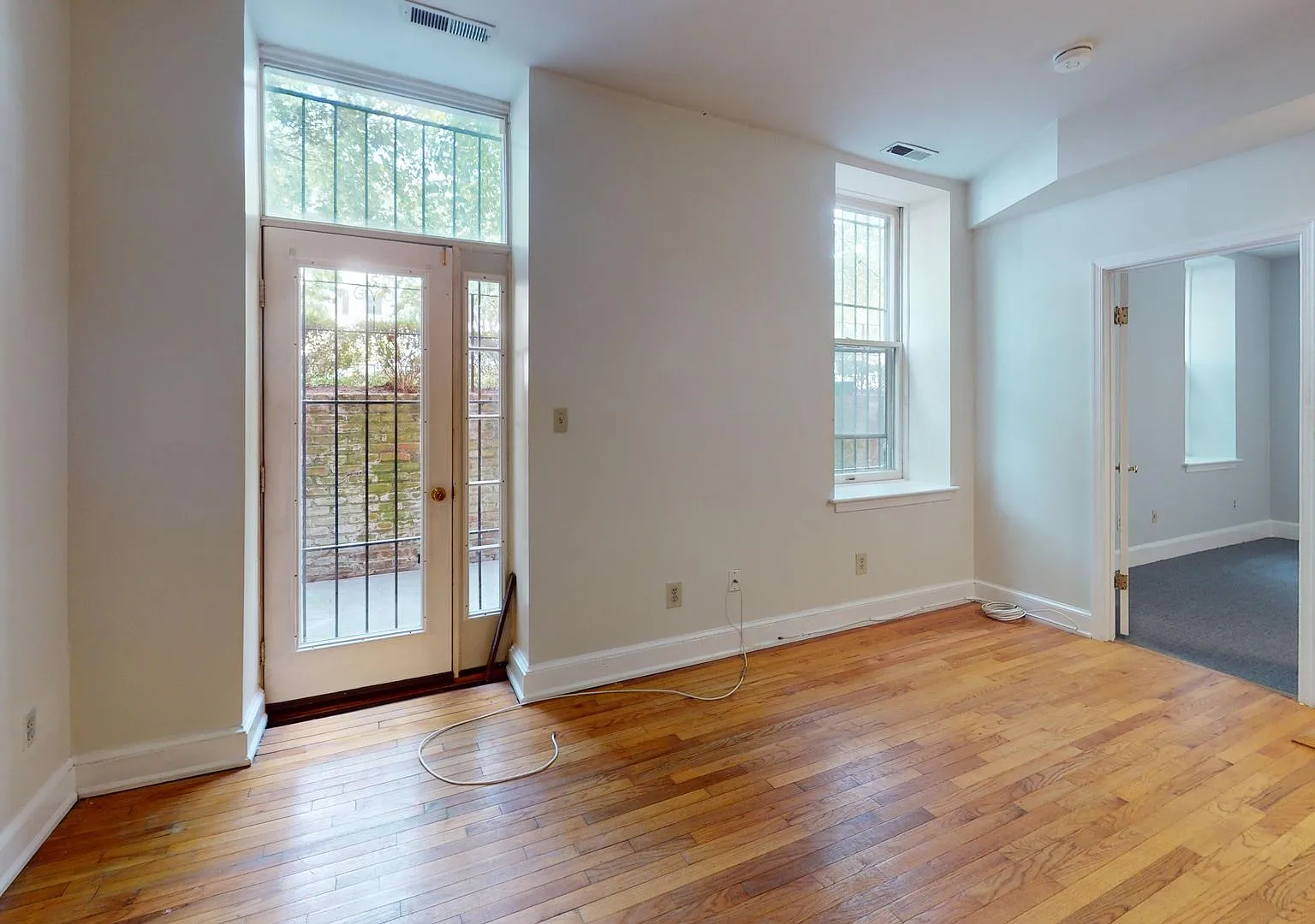 Capitol Hill 2 bedroom in Historic Building with Private Patio! — Photo 2