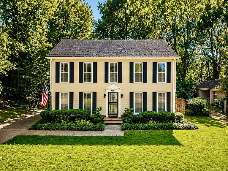 7253 Stamford Dr — Photo 2