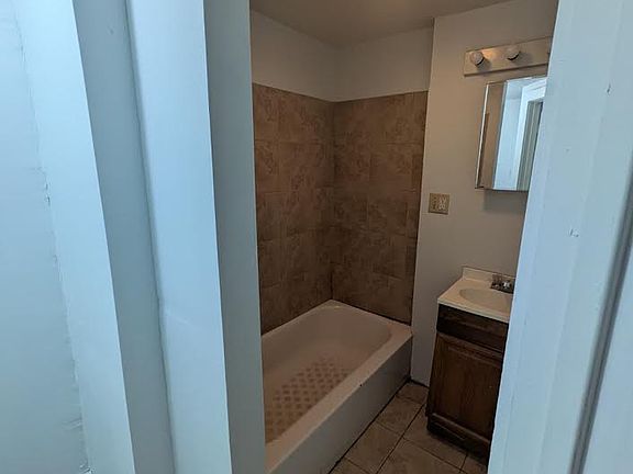 4th image of 171 Frank St #B