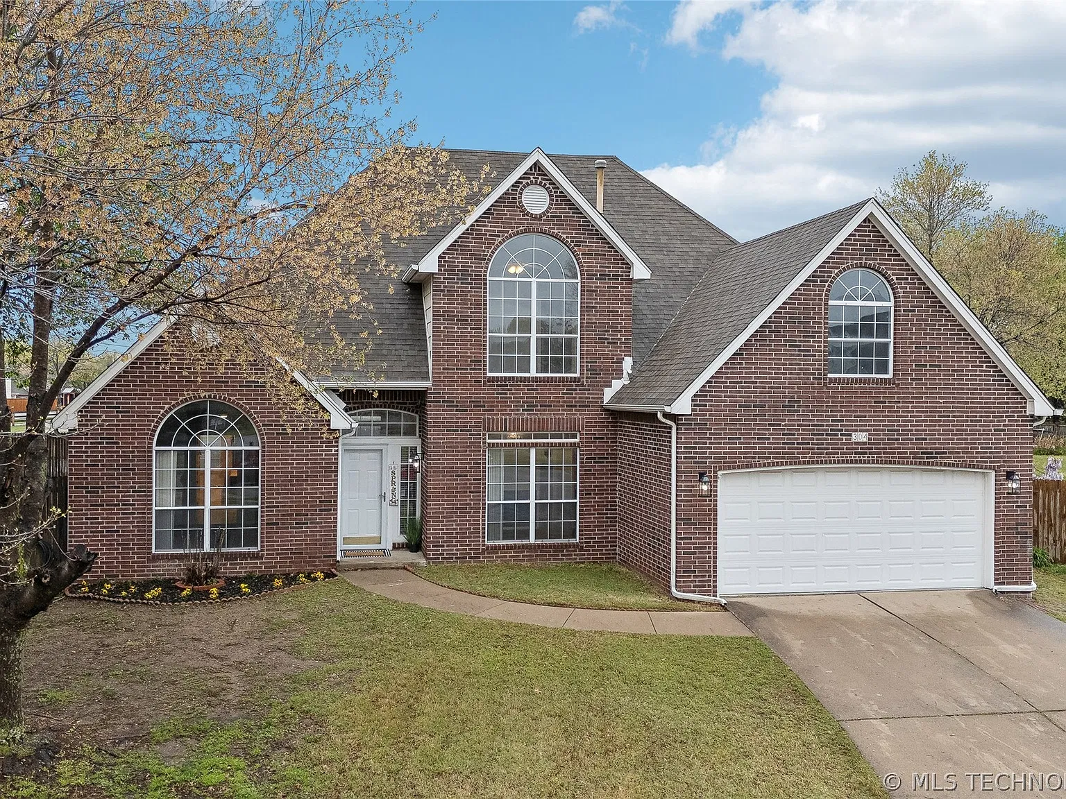 4 bed, 3.0 bath, 2498 sqft, $2,550 — Photo 2
