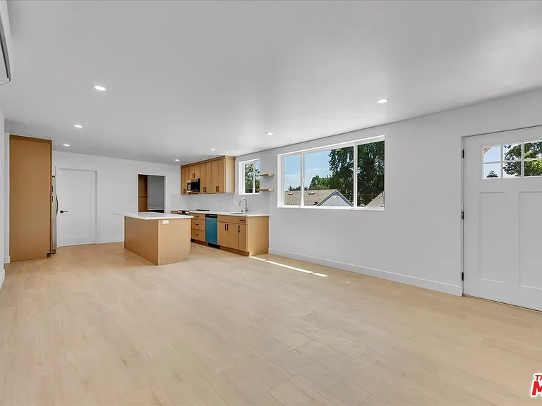 6913 1/2 Encino Ave #UPPER — Photo 15