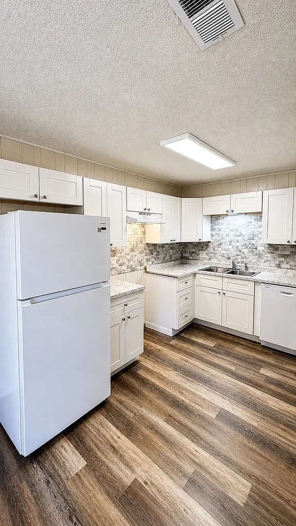 Updated And Fresh! One Bedroom, One Bathroom! — Photo 4