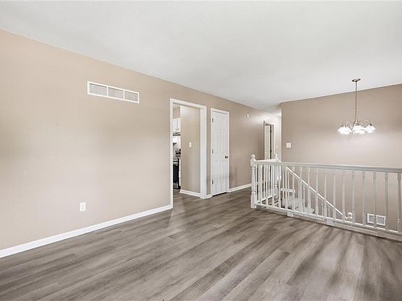 5th image of 1822 N Grove Dr