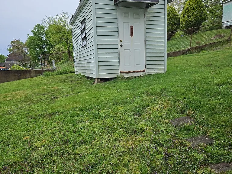1118 Gladden St — Photo 3
