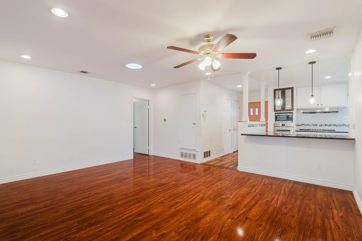 4 bed, 1976 sqft, $4,600 — Photo 3
