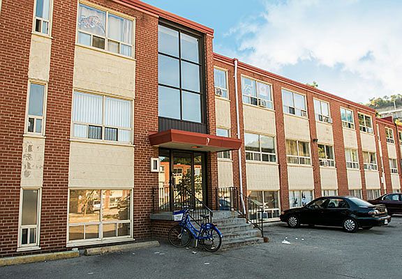 2nd image of 195 Wellington St S #460321