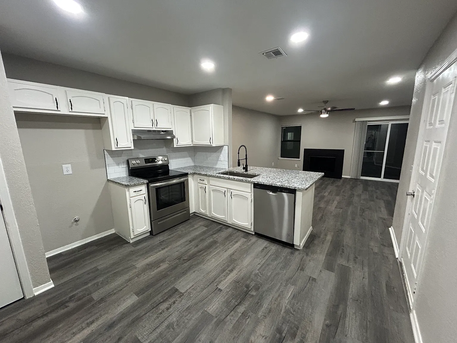 1113 N Narcissus Ave — Photo 3