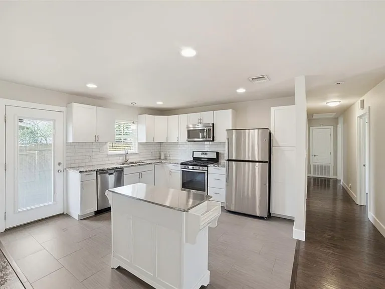 Kitchen (with floating island, movable)