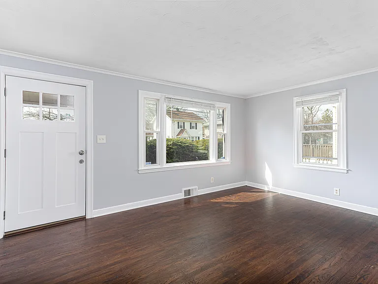 296 Birdseye St — Photo 3