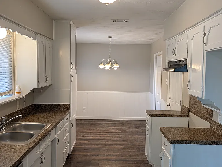 1820 Warren Ln — Photo 7