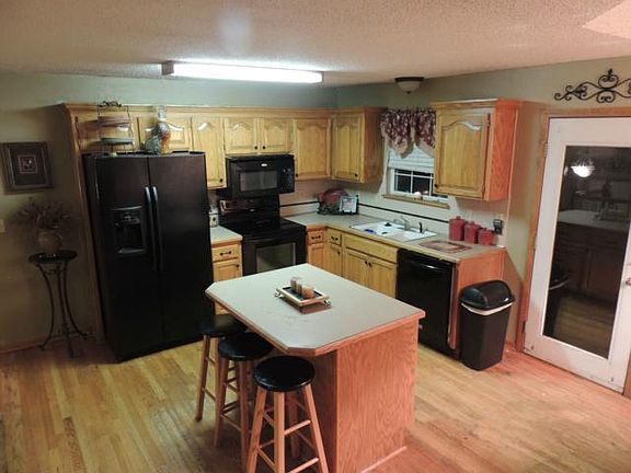 4th image of 1215 Hampton Ct