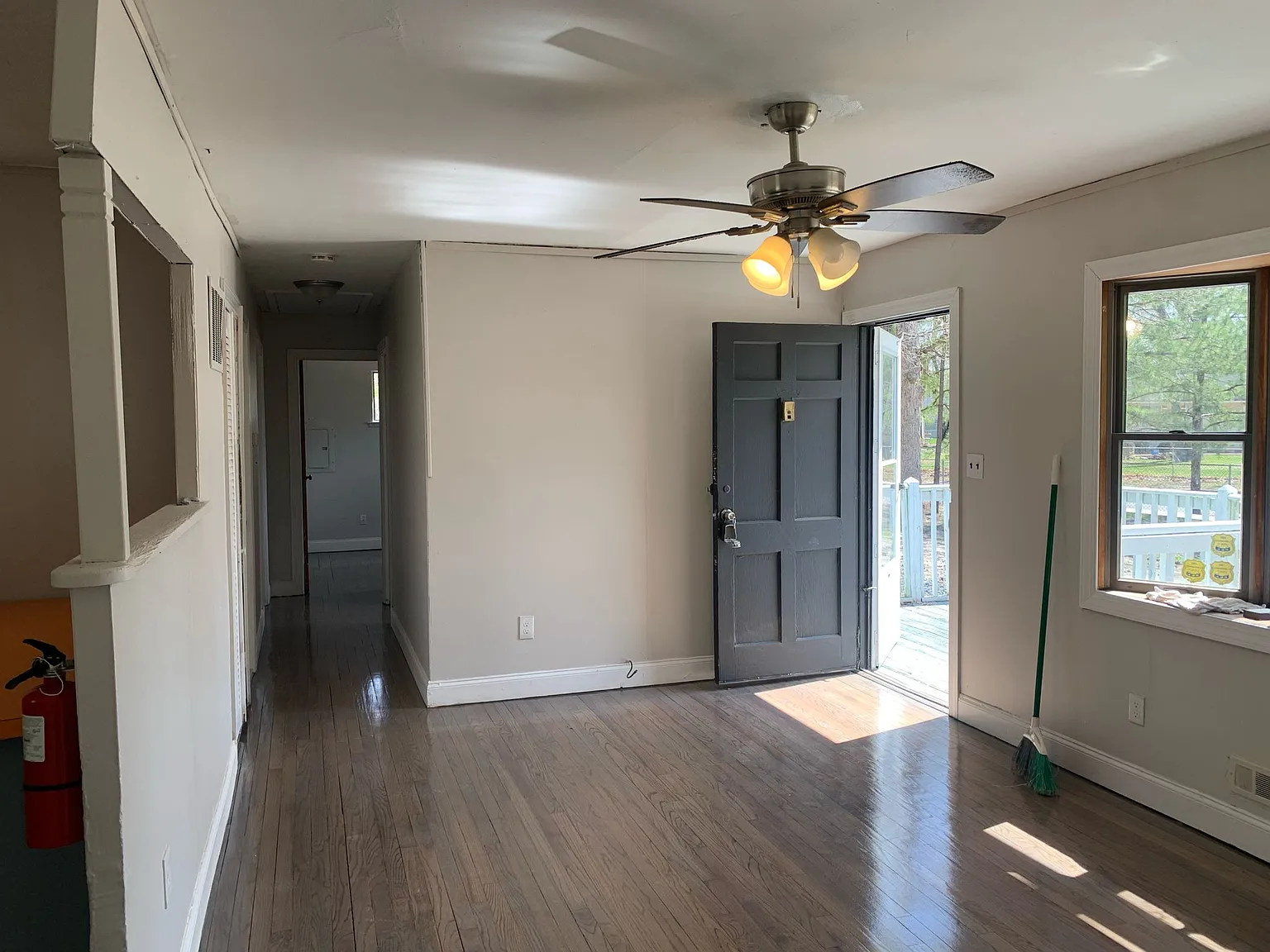 3 bed, 1000 sqft, $3,200 — Photo 2
