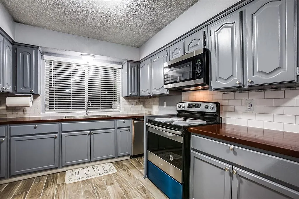 3 bed, 2.0 bath, 1690 sqft, $2,200 — Photo 3