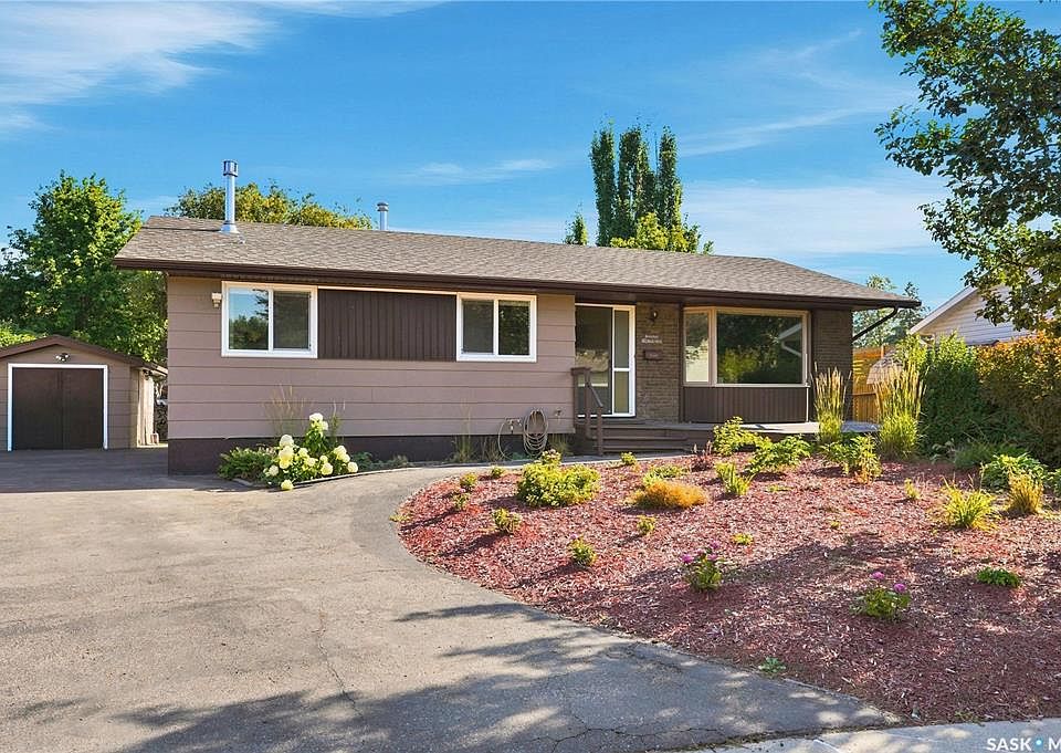 1st image of 402 Begg CRESCENT