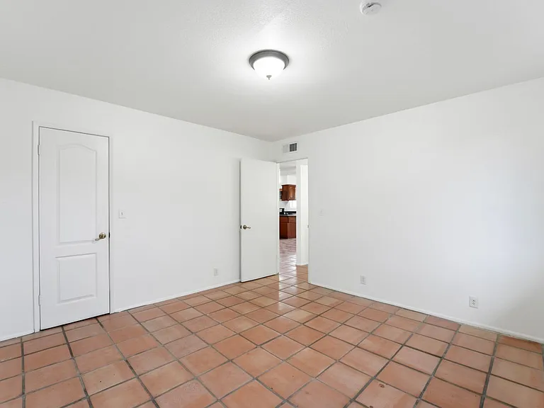 545 E Brown Rd — Photo 15