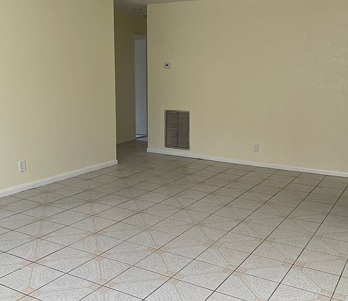 3rd image of 424 NW 44th St #424