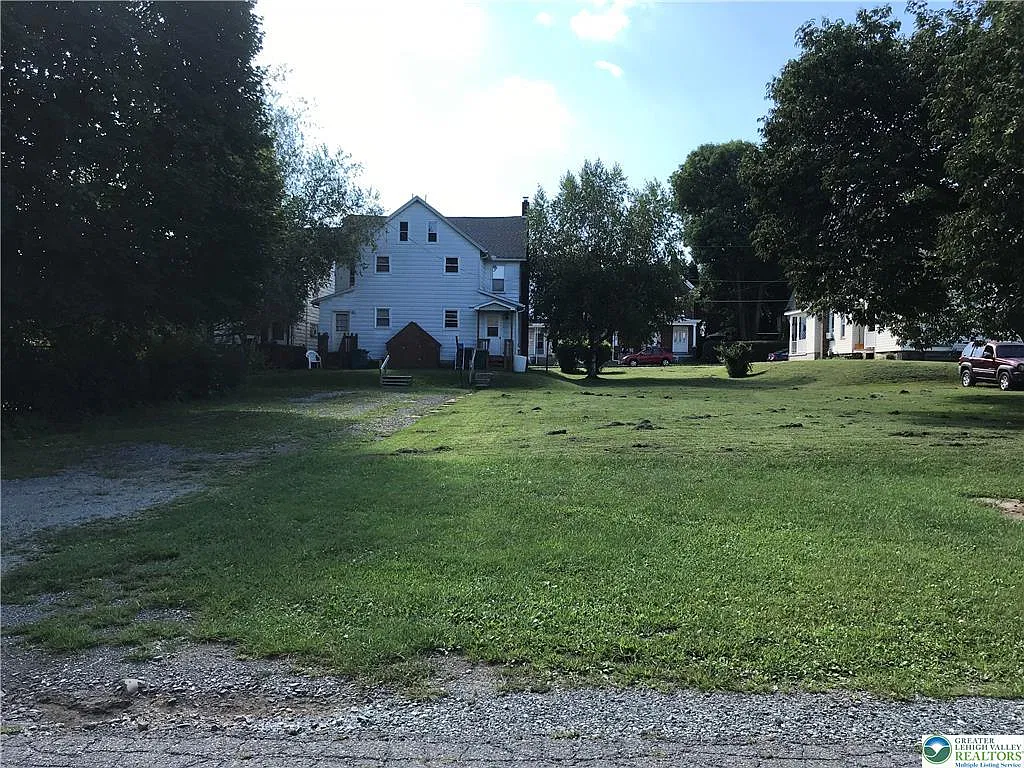 3 bed, 1.0 bath, 1603 sqft, $1,350 — Photo 3