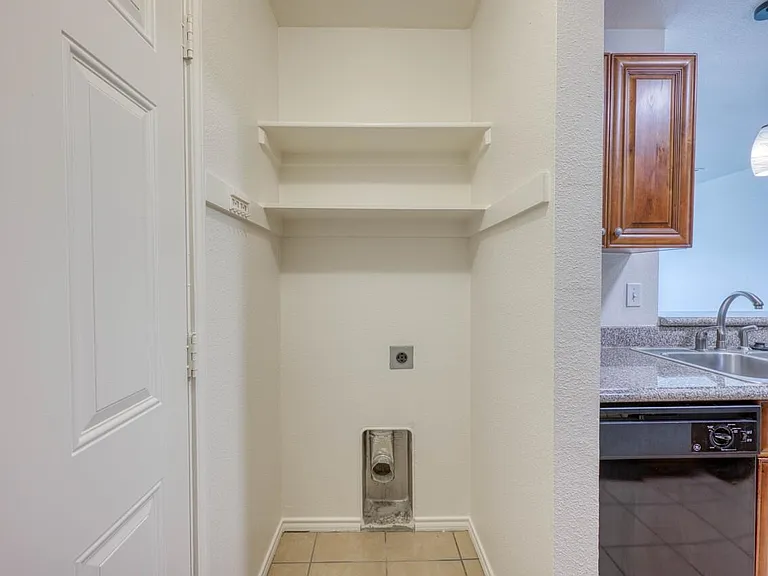 1511 N Claremont Cir — Photo 18