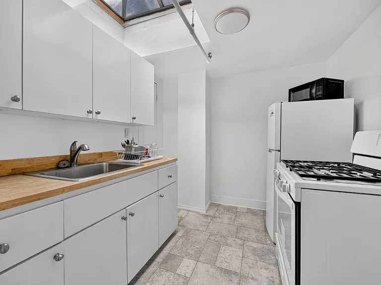 671 Monroe St #2 — Photo 5