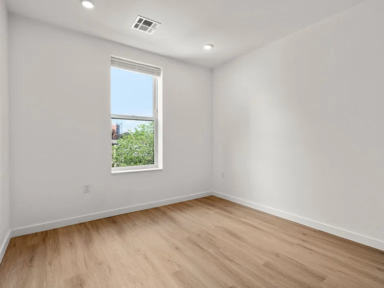 40 Centre — Photo 12