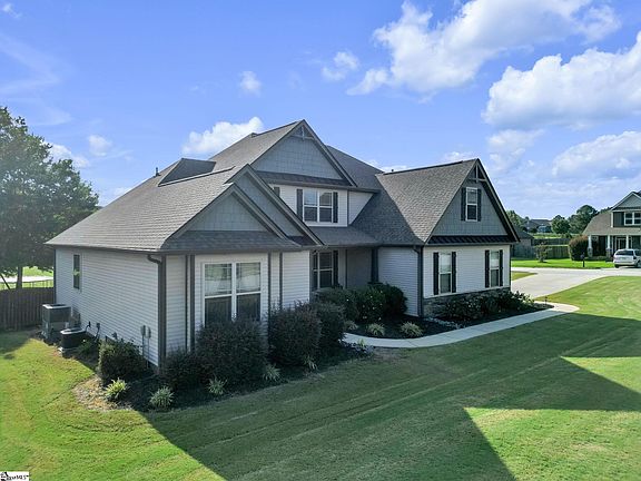 2nd image of 2 Meadowgold Ln