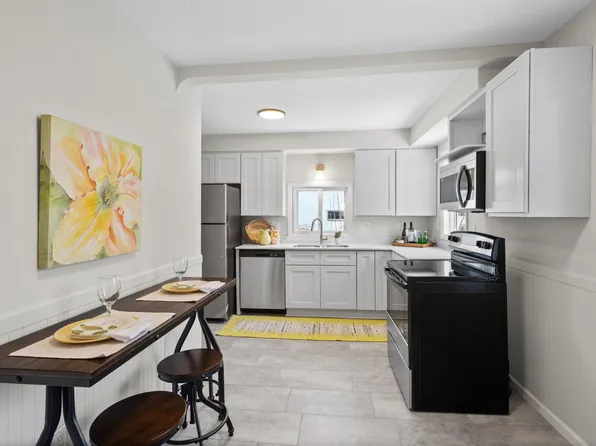 326 Faversham Rd, Willernie, MN 55090