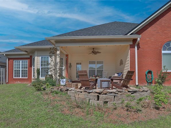 111 Boulder Creek Dr, Smiths Station, AL 36877