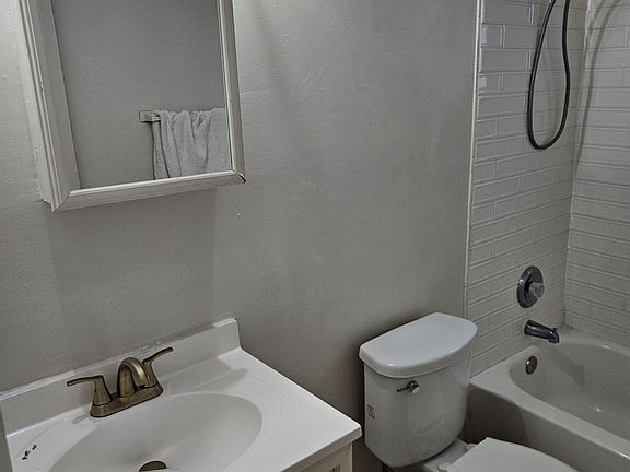 5th image of 820 Lighthouse Dr APT B