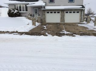 424 6th St SW, Dickinson, ND 58601