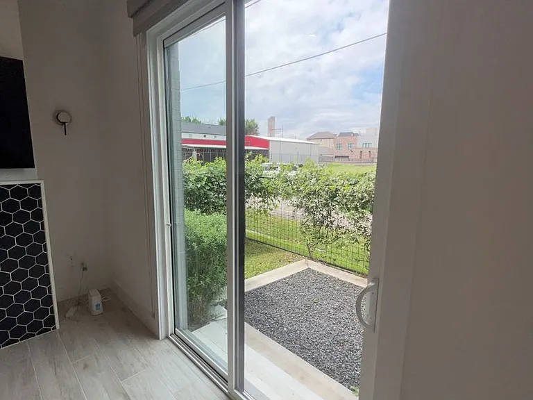 1423 Holly St — Photo 3