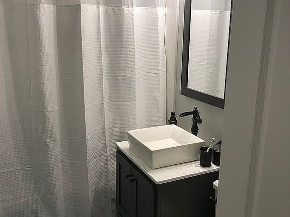 5th image of 323 Holmes Dr