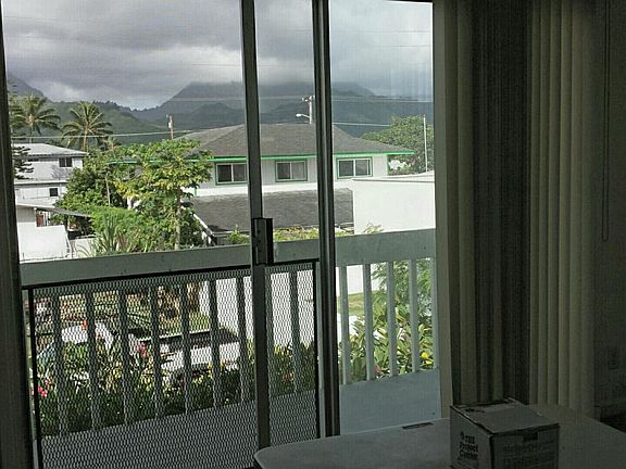 Living room sliding glass door to balcony/Great view of Koolau mountains