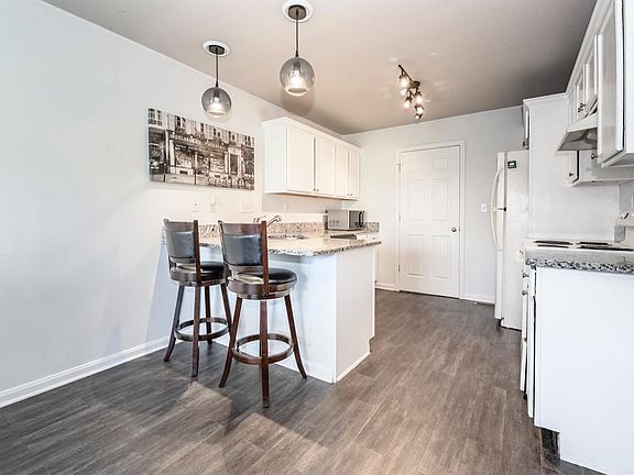 3rd image of 108 Elkchester Cir