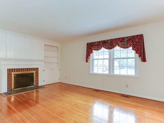 5th image of 8 Everett Dr