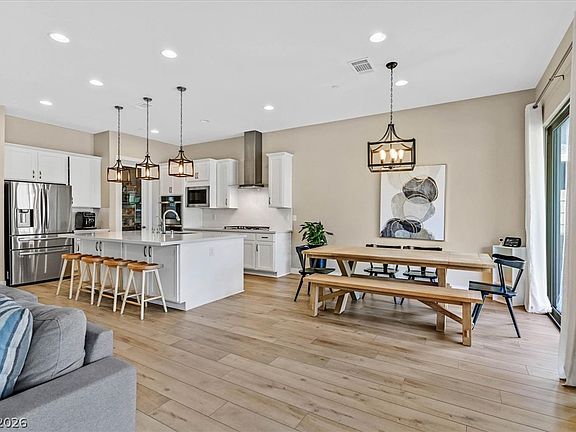 4th image of 552 Comodo St