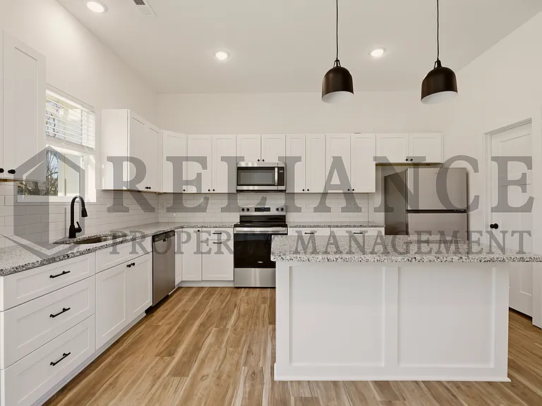 501 E Elmwood St — Photo 8