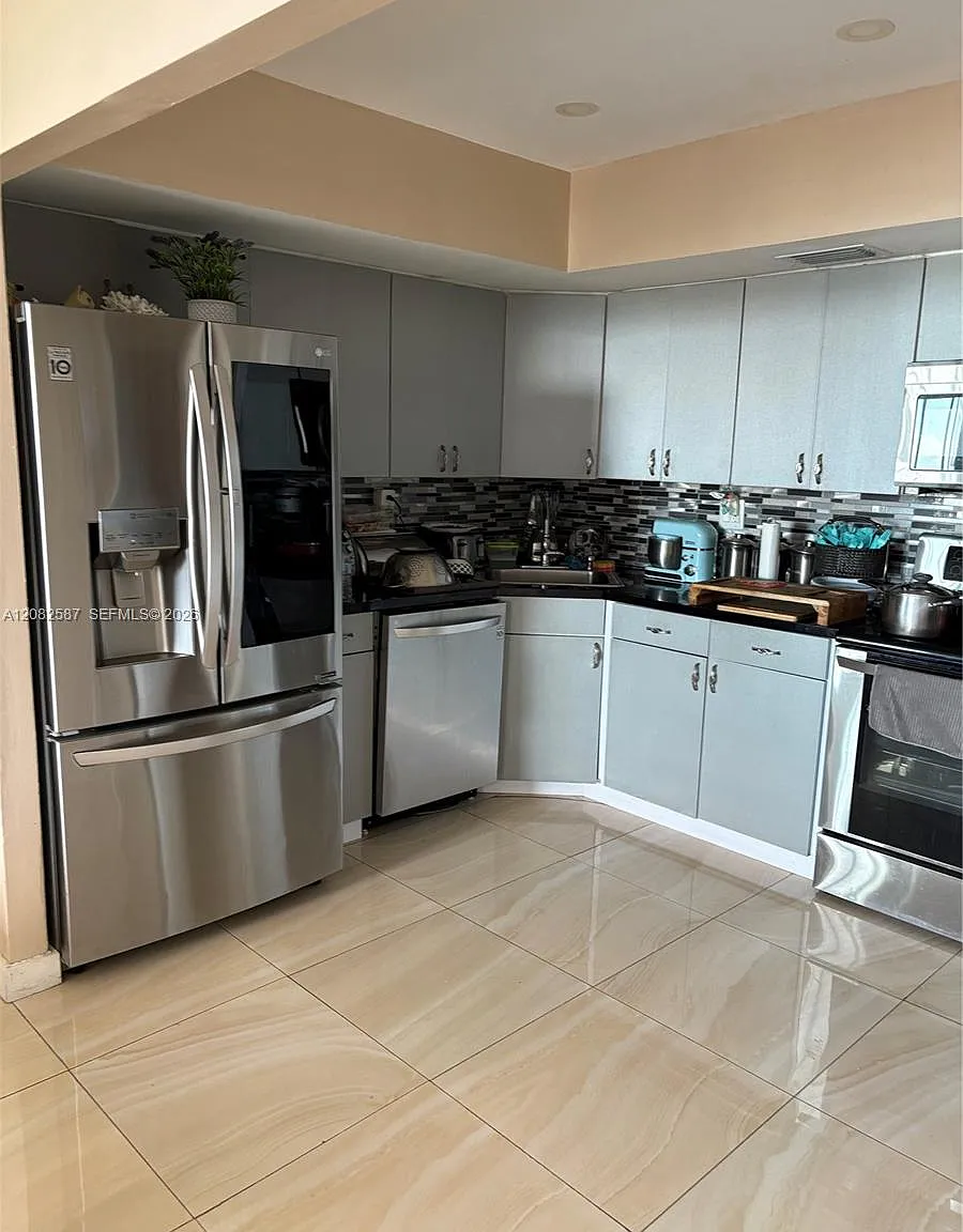 Bayview Towers Condo Sout — Photo 1