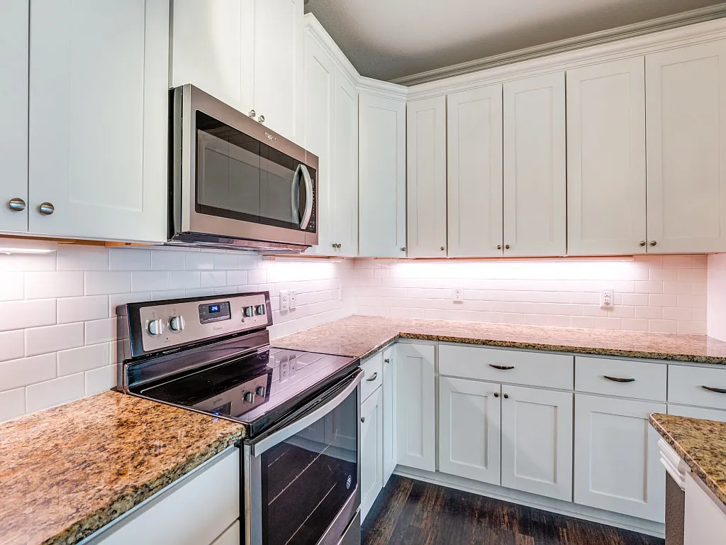 1 bed, 870 sqft, $1,995 — Photo 3