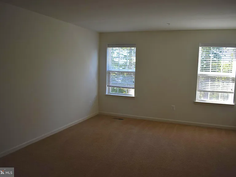 9421 Adelaide Ln — Photo 17