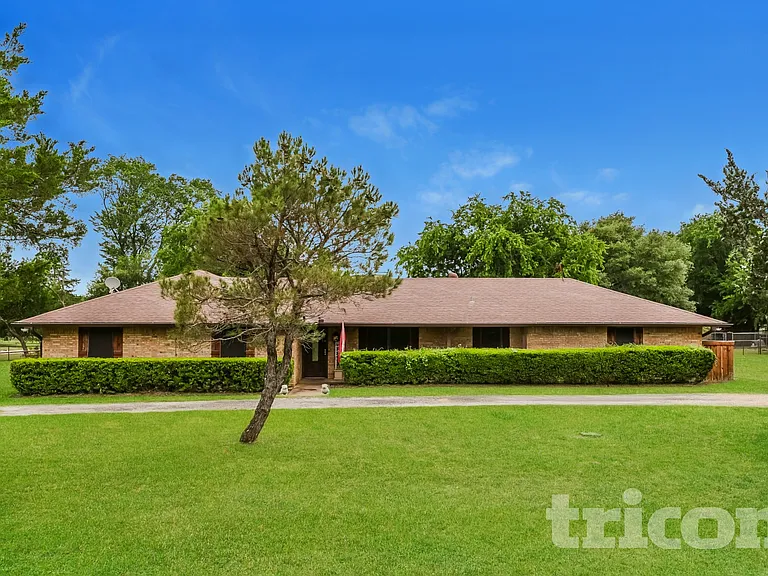 1090 Ashford Ln — Photo 1