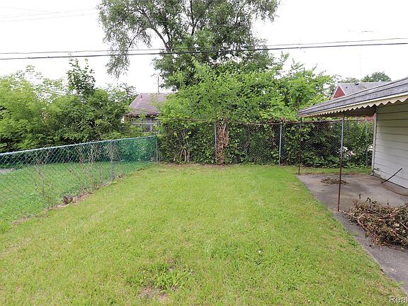 4th image of 16772 Ferguson St