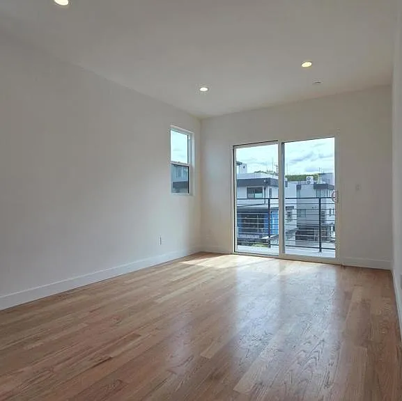 915 N Ridgewood Pl — Photo 10